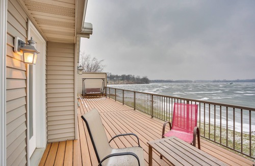 Howard Lake House | Home w/Hot Tub & Dock on Howard Lake!