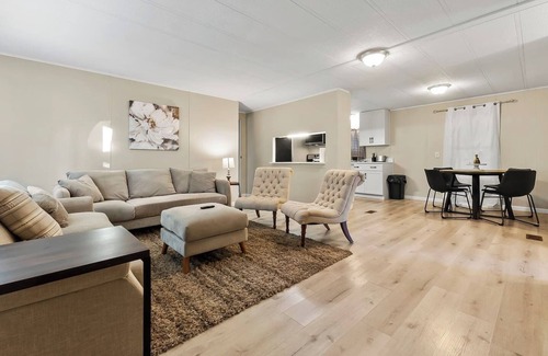 Leo-Cedarville House | Home w/Master King Suite And Garage