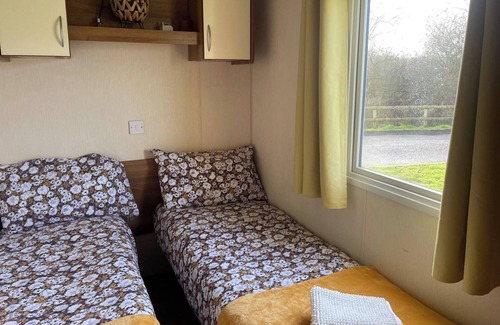 South Cerney Cabin | Homely 3 Bedroom Caravan in Cirencester