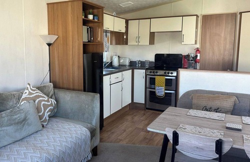 South Cerney Cabin | Homely 3 Bedroom Caravan in Cirencester