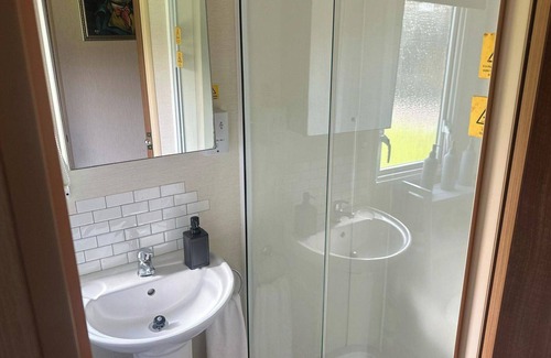 South Cerney Cabin | Homely 3 Bedroom Caravan in Cirencester