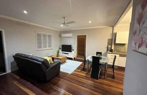 Currajong House | Homely Cottage Near It All