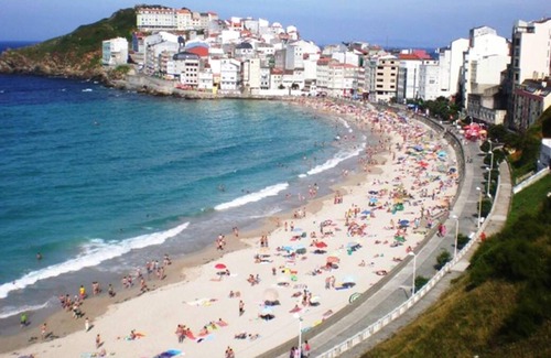 Malpica de Bergantinos Apartment | Homerez - 10 m away from the beach! Nice appartement for 7 ppl. at Malpica