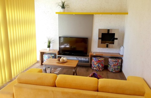 Seia House | Homerez - Beautiful bungalow for 6 ppl. with shared pool and terrace at Furtado