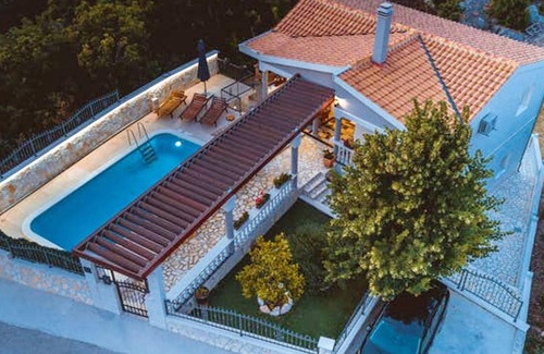 Zagvozd Villa | Homerez - Big villa 15 km away from the beach with swimming-pool and jacuzzi