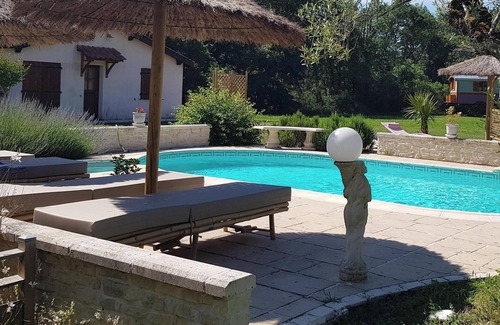 Bussac-Foret House | Homerez - Comfortable House in Bussac-Forêt - Pool