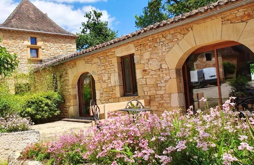 Puy-l'Eveque House | Homerez - House for 4 ppl. with shared pool, terrace and balcony at Puy-l'Évêque
