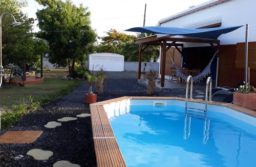 Le Moule Villa | Homerez - Nice villa 4 km away from the beach for 4 ppl. with swimming-pool