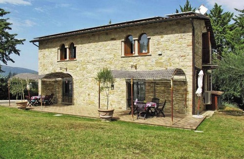 Ramazzano House | Homerez - Spacious House in Ramazzano with Shared Pool