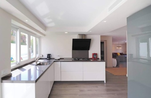 Marbella Ski Chalet | Homerez - Welcoming Chalet in Marbella with Pool and Air Conditioning