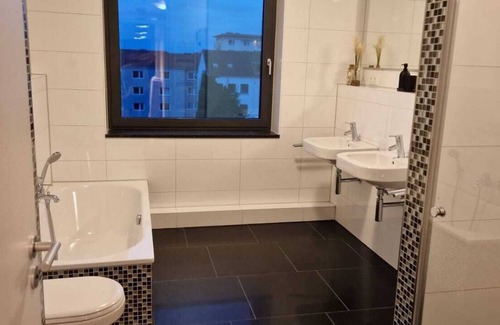 Nord-Mitte Apartment | Homey Apartments Harbour Suite - Parking, 2 Bathrooms, Elevator, City