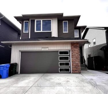Calgary House | Homey Basement Suite by Gaudi