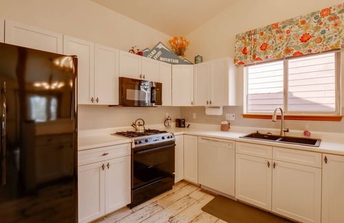 Frisco House | Homey Dog-Friendly Retreat w/Deck in Dtwn Frisco!