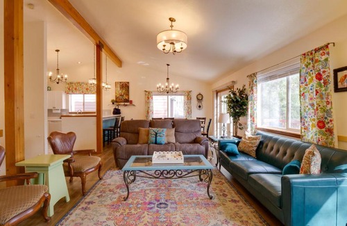 Frisco House | Homey Dog-Friendly Retreat with Deck in Dtwn Frisco!