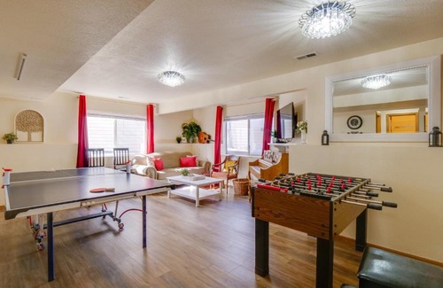 Frisco House | Homey Dog-Friendly Retreat with Deck in Dtwn Frisco!