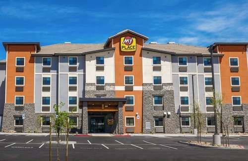 Seven Hills House | Homey Room with Kitchen Near Mandalay Bay Convention Center | Pet-Friendly