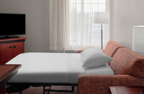 Renton Hotel | Homey Suite Perfect for Couples' Getaway Near Downtown Seattle, Free Parking!