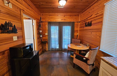 Eureka Springs Apartment | Honey Bear Haven Suite 1