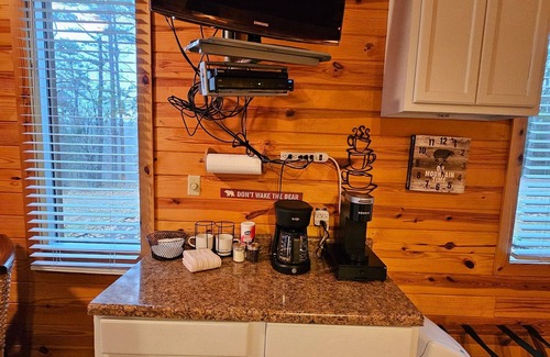 Eureka Springs Apartment | Honey Bear Haven Suite 1