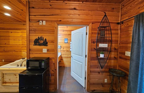 Eureka Springs Apartment | Honey Bear Haven Suite 1