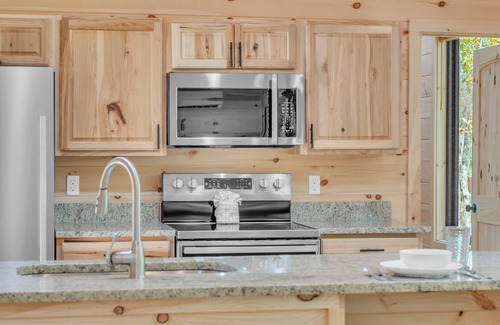 Cosby Cottage | Honeybee Cottage, Pickleball Court, Creek, WIFI, Mountain Views, Starting at $69
