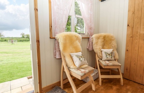 Woodhall Spa Cottage | HONEYBEE LODGE, pet friendly, with a garden in Woodhall Spa