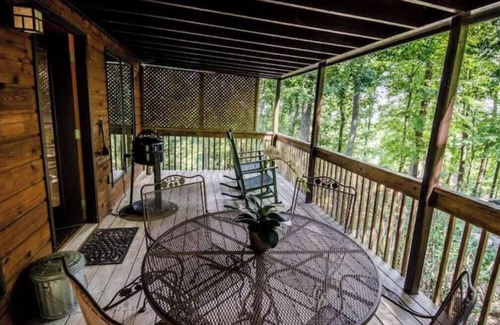 Skyland Cabin | Honeymoon cabin for 2 w/hottub 6mi to DT Asheville