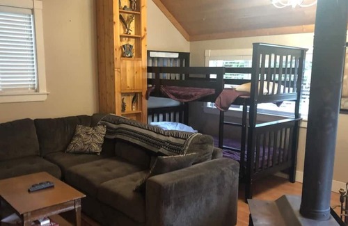Regional District of Nanaimo House | Honeysuckle Hideaway - Beautiful 1 bedroom with additional bunk beds