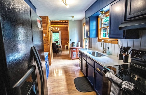 New Market Cabin | Honeysuckle Hideaway Cabin with hot tub and king bed! Family friendly.