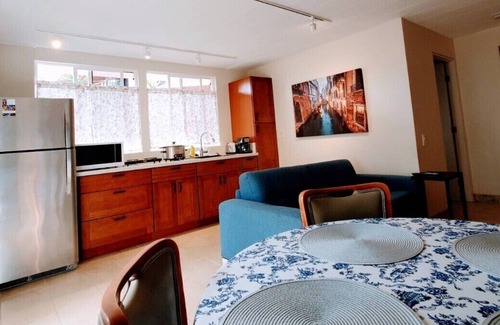 Downtown Honolulu House | Honolulu Romantic new Cottage for 2- (1 of 3)