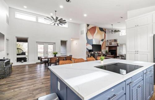 Downtown House | Hook St Art Pad: Just 5 Mins to Downtown Vibes!