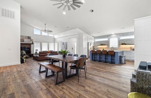 Downtown House | Hook St Art Pad: Just 5 Mins to Downtown Vibes!