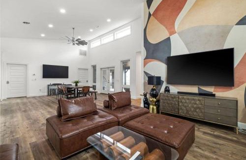 Downtown House | Hook St Art Pad: Just 5 Mins to Downtown Vibes!