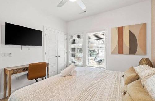 Downtown House | Hook St Art Pad: Just 5 Mins to Downtown Vibes!