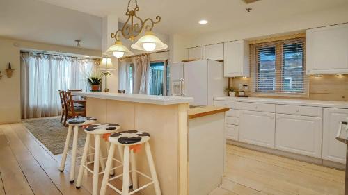 Saugatuck Apartment | Hoopdee Scootee Suite