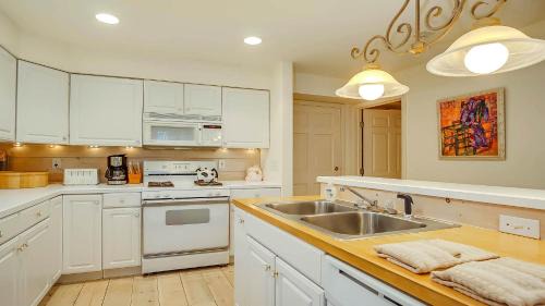 Saugatuck Apartment | Hoopdee Scootee Suite