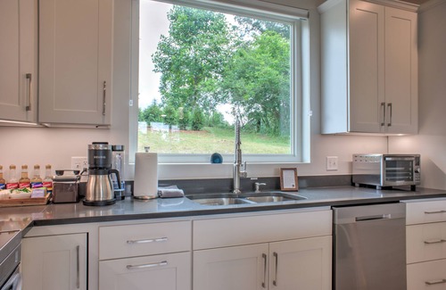 Leicester House | Hops and Dreams by Carolina Mornings | Hot Tub, Mtn Views⛰️+Biltmore Pass