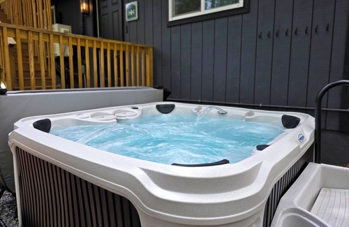 East Stroudsburg Ski Chalet | Hopskip Luxury Chalet Hot Tub Firepit Gas Grill Deck Lawn Games Lake