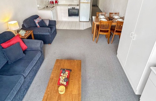 Jindabyne Apartment | Horizons 408 studio right on the lake