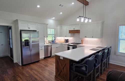 Aiken Cottage | Horse Farm Stay - King Bed - Horses Welcome!