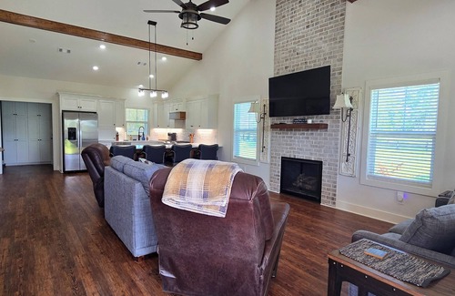 Aiken Cottage | Horse Farm Stay - King Bed - Horses Welcome!