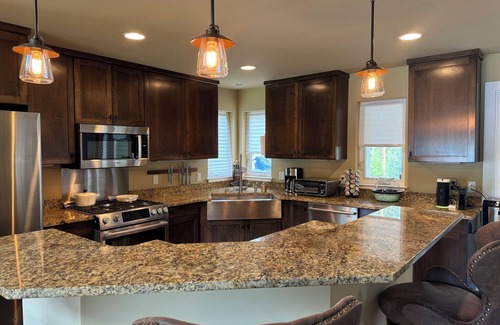 Whitmore Lake House | Horseshoe Lake retreat- 2-bedroom + loft lake house with WiFi and AC.
