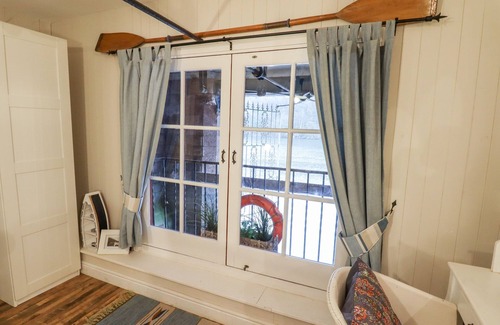 Horton Cottage | HORTON LODGE BOATHOUSE, pet friendly, with hot tub in Rudyard Lake