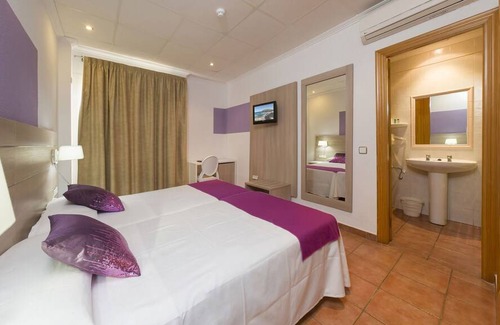 Sant Antoni de Portmany Hotel | Hostal Adelino