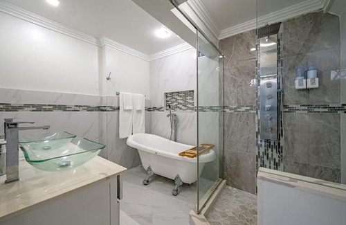 St.Bran's Burg Apartment | Hospitality Expert E22 Beach front Pool & Chef