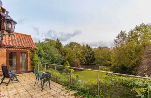 Norwich House | Host & Stay | Four Seasons