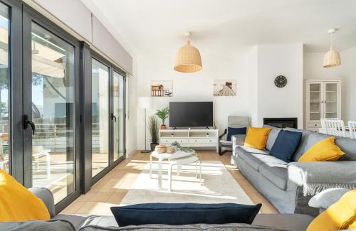 Olhos D'Agua Villa | Host Wise - Serene Spacious House - Swimming Pool & Garden