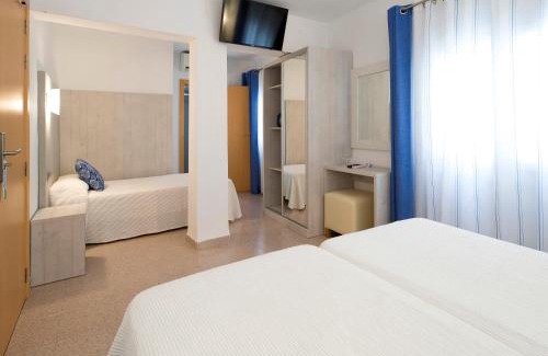 Sant Antoni de Portmany Hostel | Hostal Roca