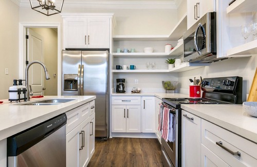 Faubourg Lafayette House | Hosteeva 3BR Steps to St. Charles Ave
