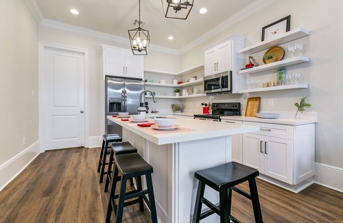 Faubourg Lafayette House | Hosteeva 3BR Steps to St. Charles Ave